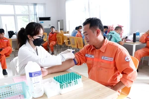Cán bộ, người lao động Công ty Nhiệt điện Vĩnh Tân tham gia hiến máu 
