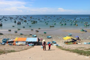 Yêu cầu tất cả các hộ buôn bán hải sản tại khu vực bờ biển làng chài Mũi Né phải tự tháo dỡ hàng quán.