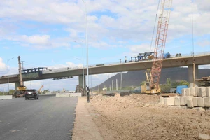 Cầu vượt dân sinh thuộc dự án cao tốc Vĩnh Hảo - Phan Thiết đã hoàn thành nhưng do thiếu đất đắp nên nhà thầu chưa thể thi công đường dẫn, đường gom dân sinh.