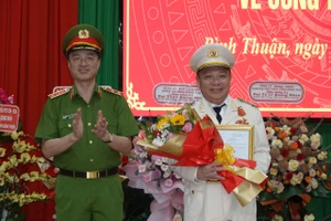 Thứ trưởng Nguyễn Duy Ngọc trao quyết định điều động và bổ nhiệm Đại tá Lê Quang Nhân (bên phải) giữ chức vụ Giám đốc Công an tỉnh Bình Thuận