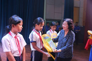 Nguyên Phó Chủ tịch nước Trương Mỹ Hoa trao học bổng cho các em học sinh