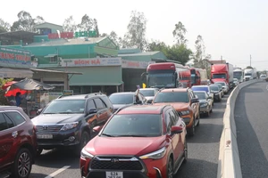 Kẹt xe nghiêm trọng tại nút giao cao tốc Phan Thiết - Dầu Giây mới khánh thành