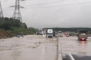 Khơi đào lòng sông Phan để hạn chế ngập lụt trên cao tốc Phan Thiết - Dầu Giây