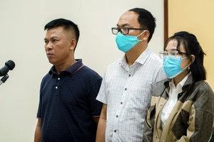 Từ trái qua, bị cáo Phạm Văn Võ, Hoàng Văn Minh và Huỳnh Thị Kim Hằng