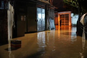 Nước tràn lên gây ngập tại một số con đường ở TP Nha Trang