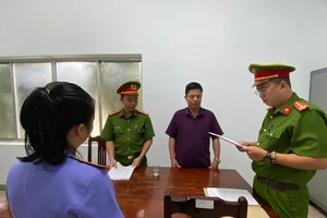 Tống đạt quyết định khởi tố bị can Vũ Văn Quân, nguyên Trưởng phòng TN-MT huyện Thuận Nam