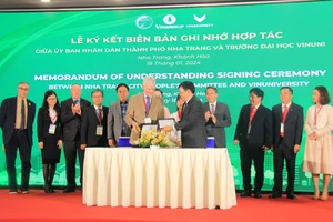 Đại diện giữa TP Nha Trang và trường Đại học VinUni ký bản ghi nhớ