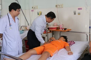 Lãnh đạo Sở Y tế tỉnh Khánh Hòa thăm hỏi bệnh nhân ngộ độc điều trị tại Bệnh viện Đa khoa tỉnh Khánh Hòa