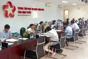 Người dân đến giải quyết các thủ tục hành chính tại Trung tâm Hành chính công tỉnh Bình Thuận 