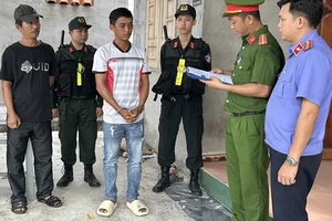Cơ quan chức năng bắt bị can Nguyễn Văn Trung. Ảnh: Viện KSND Bình Thuận