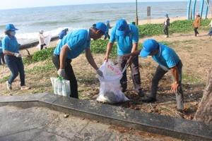 Lãnh đạo địa phương cùng đoàn viên, thanh niên tham gia dọn dẹp rác thải trên bờ biển