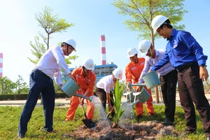 Công ty Nhiệt điện Vĩnh Tân luôn chú trọng công tác bảo vệ môi trường, tạo mảng xanh trong khuôn viên nhà máy 