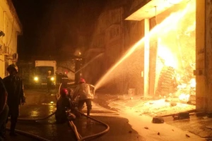 Lực lượng chữa cháy tiếp cận đám cháy để dập lửa