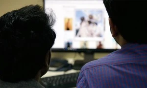 Mỗi ngày đến văn phòng xem clip độc hại, lạm dụng, khiêu dâm trên Facebook