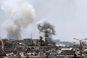 Các cột khói từ các vị trí của IS ở thành cổ Mosul bị lực lượng Iraq nã pháo. Ảnh: REUTERS
