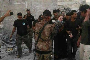 Hình ảnh trên mạng xã hội Twitter cho thấy lực lượng Iraq bắt một tay súng nữ bắn tỉa của IS, được cho là Linda W., 16 tuổi, người Đức
