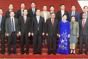 Đoàn lãnh đạo TPHCM chụp ảnh lưu niệm với Tổng Bí thư, Chủ tịch nước Lào Bounnhang Vorachith tại trụ sở Văn phòng Trung ương Đảng Lào. Ảnh: KIỀU PHONG