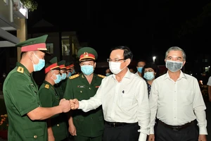 Bí thư Thành ủy TPHCM Nguyễn Văn Nên thăm, chúc tết quân đội, công an đêm 30 Tết