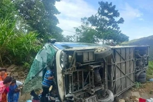 Lật xe trên đèo Khánh Lê, 4 du khách tử vong 