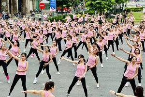 Hơn 700 phụ nữ nhiều tỉnh thành đồng diễn thể dục Aerobic trước Nhà hát Thành phố. Ảnh: CHÍ THẠCH 