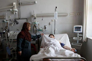 Một người lính Afghanistan bị thương trong cuộc tấn công của Taliban ngày 21-4-2017. Ảnh: REUTERS