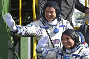Phi hành gia Nga Fyodor Yurchikhin (phải) và phi hành gia Mỹ Jack Fischer vẫy chào trước khi lên tàu vũ trụ Soyuz tại sân bay vũ trụ Baikonur ở Kazakhstan ngày 20-4-2017. Ảnh: AP