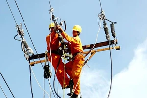 Công nhân ngành điện kiểm tra, bảo trì hệ thống điện nhằm bảo đảm việc cấp điện cho mùa khô
