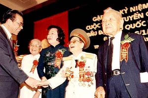 Đồng chí Dương Quang Đông (bìa phải) tại lễ kỷ niệm 55 năm Ngày tổng tuyển cử đầu tiên bầu Quốc hội. Ảnh: Gia đình đồng chí Dương Quang Đông cung cấp