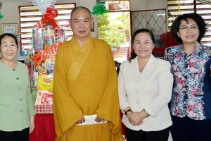Phó Bí thư Thành ủy Võ Thị Dung thăm, tặng quà thượng tọa Thích Huệ Công. Ảnh: Long Hồ