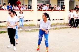 Nhóm học sinh lớp 12 một trường THPT ở Cà Mau biểu diễn nhảy dân vũ trên nền nhạc của một ca khúc nhảm nhí
