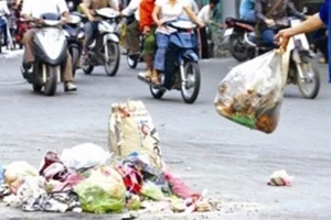Vô tư thả rác ngoài đường