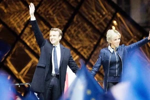 Emmanuel Macron và vợ, Brigitte, mừng chiến thắng tối 7-5-2017. Ảnh: Bloomberg