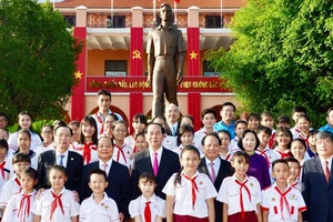 Chủ tịch nước Trần Đại Quang cùng lãnh đạo TPHCM và các em học sinh tại Bảo tàng Hồ Chí Minh, Chi nhánh TPHCM