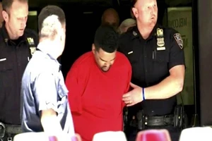 Cảnh sát áp giải Richard Rojas, nghi phạm lao xe vào người đi bộ trên Quảng trường Thời đại ở New York, Mỹ, ngày 18-5-2017. Ảnh: WABC Eyewitness News