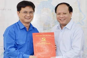 Đồng chí Nguyễn Mạnh Cường nhận quyết định làm Bí thư quận Thủ Đức 
