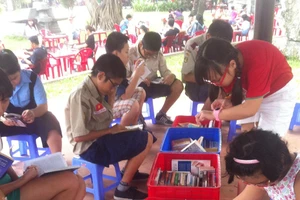 Thư viện di động tại Công viên Tao Đàn thu hút rất đông độc giả, nhất là các em nhỏ