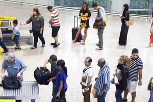 Du khách tại sân bay quốc tế Kuala Lumpur, Malaysia. Ảnh: REUTERS