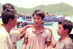 Cứu kịp thời 3 ngư dân Khánh Hòa bị tàu lạ đâm chìm giữa biển