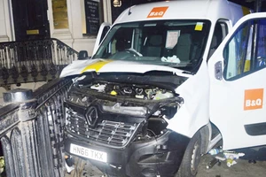 Chiếc xe bán tải Renault sau vụ tấn công