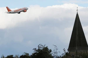 Một máy bay của easyJet gần sân bay Gatwick ở London, Anh. Ảnh: REUTERS