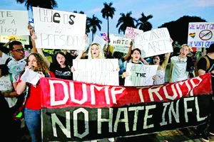 Người Mỹ biểu tình phản đối ông Donald Trump ở Miami