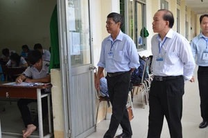 Ban chỉ đạo thi THPT Quốc gia kiểm tra tại điểm thi THPT Nguyễn Việt Hồng (Cần Thơ)