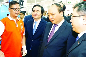 Thủ tướng Nguyễn Xuân Phúc tham quan Trường Đại học Việt Đức (tỉnh Bình Dương)