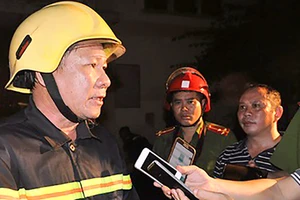 Đại tá Lê Tấn Bửu, Giám đốc Cảnh sát PCCC TPHCM có mặt tại hiện trường trực tiếp chữa cháy và cung cấp thông tin tình hình vụ cháy cho phóng viên báo chí
