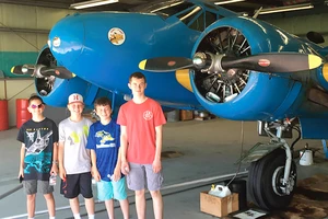 Học sinh tìm hiểu lý thuyết cơ bản ngành hàng không khi tham gia Trại hè khoa học tại Mỹ