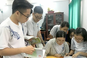 Học sinh Trường THPT Nguyễn Du (quận 10) cùng trao đổi trong giờ học nhóm