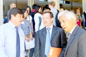 Giáo sư Trần Thanh Vân và ông Bertrand Lortholary - Đại sứ Cộng hòa Pháp tại Việt Nam trước giờ khai mạc
