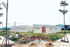 Những căn nhà dã chiến xây lên để lách luật tại một dự án phân lô trên đường Nguyễn Xiển, quận 9 TPHCM 