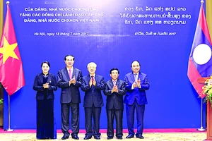 Chủ tịch nước Trần Đại Quang, Thủ tướng Chính phủ Nguyễn Xuân Phúc, Chủ tịch Quốc hội Nguyễn Thị Kim Ngân được trao tặng Huân chương Vàng Quốc gia của Đảng, Nhà nước Lào