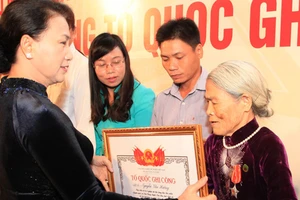 Chủ tịch Quốc hội Nguyễn Thị Kim Ngân trao bằng cho các thân nhân liệt sĩ